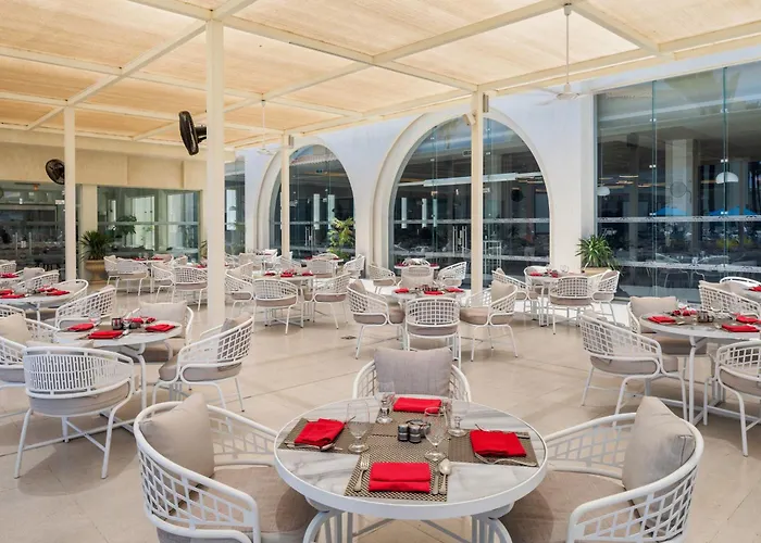 منتجع دانة بيتش الشامل كليًا للعائلات والأزواج فقط